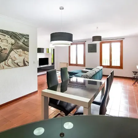 Simplistic Holiday In With Mountain View